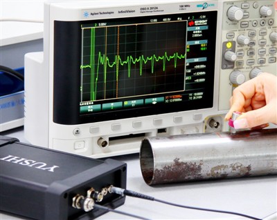 Prilagojen večkanalni ultrazvočni generator impulzov in sprejemnik